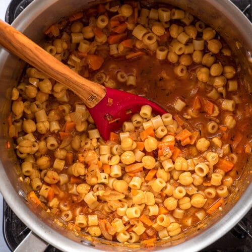 Pasta e ceci in a cook pot