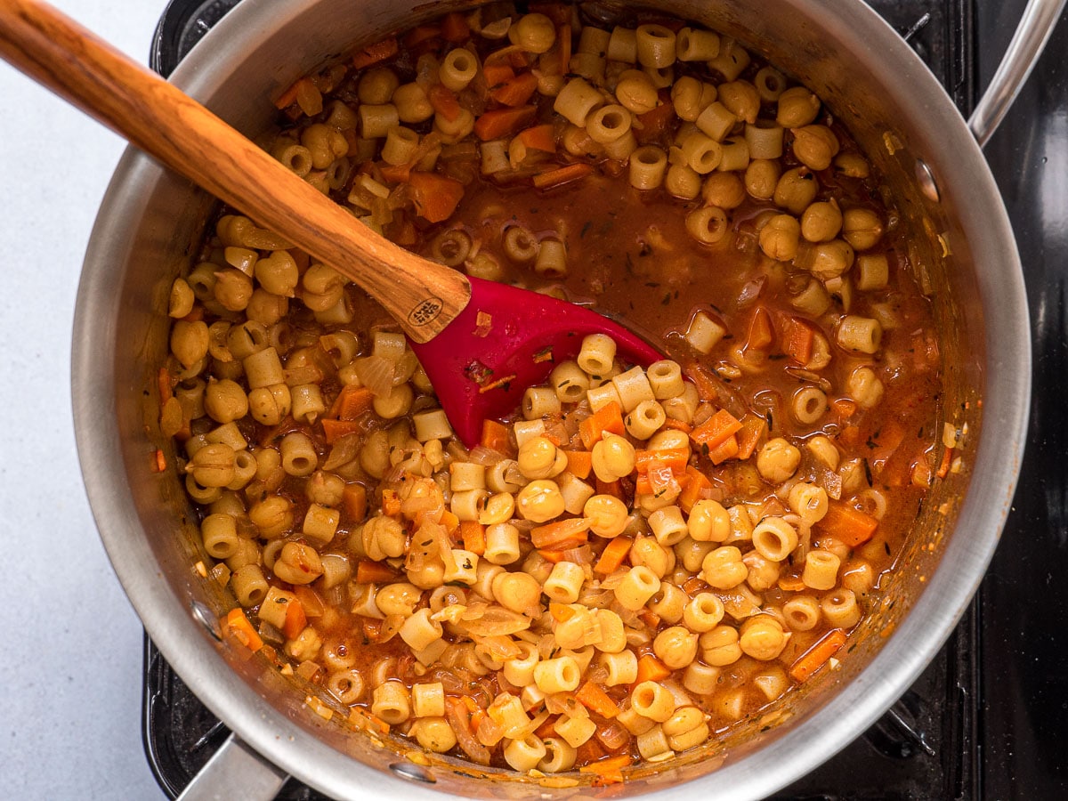 Pasta e ceci in a cook pot