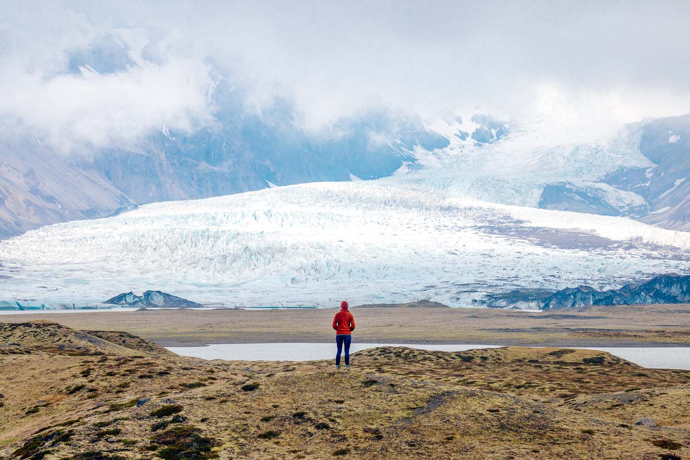 Woman standing at a viewpoint looking at the Skaftafell glacier